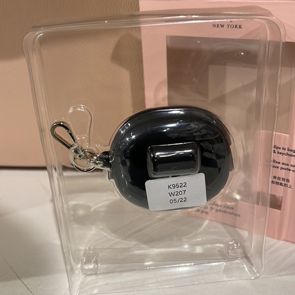 Kate Spade New York Penguin AirPods Silicon Tech Accessorie - Picture 15 of 16